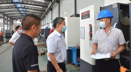 嚴華在邵陽經(jīng)濟技術(shù)開發(fā)區(qū)企業(yè)開展&ldquo;送政策、解難題、優(yōu)服務&rdquo;行動